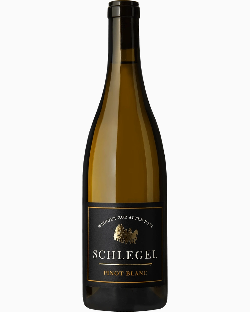 Weißwein Pinot Blanc 2024 von Georg Schlegel, hellgelbe Weinflasche mit goldener Etikette, vor einem Weingarten.