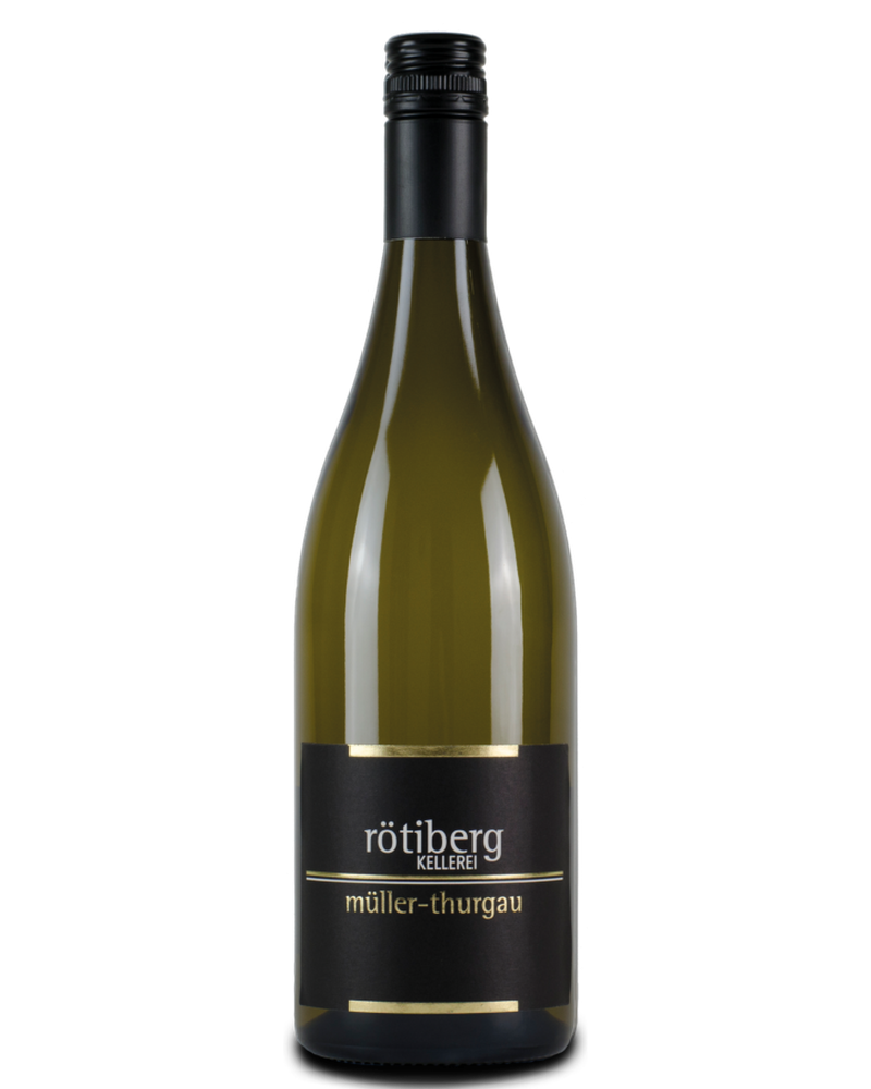 Helles Müller-Thurgau 2023 Weißwein von Rötiberg Kellerei in Schaffhausen, zeigt die Flasche vor einem Weinregal