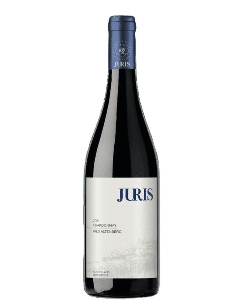 Juris Chardonnay 2022 Weißwein in einer Flasche auf einem Weinglas, mit goldgelbem Wein im Glas, vor einem Weingarten.