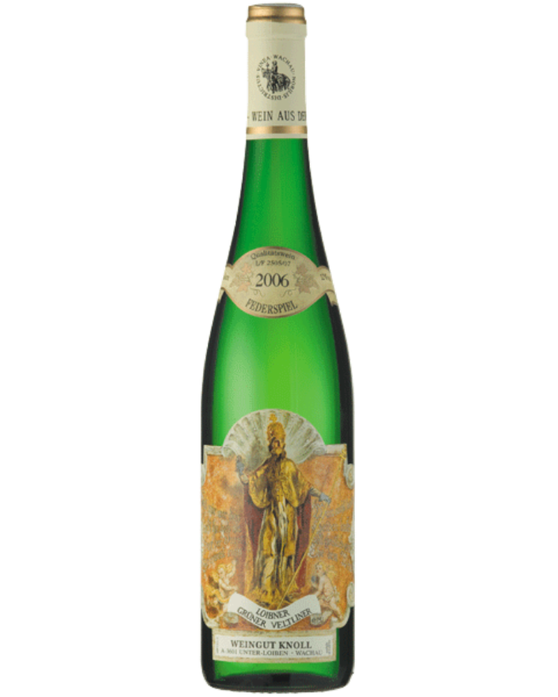 Grüner Veltliner Kreutles Federspiel 2024 von Emerich Knoll, weißer Wein in einer Weinflasche auf einem Weinglas.