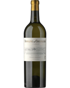 Helles Weißwein Domaine de Chevalier Blanc 2008 in einem Weinglas, Nahaufnahme der Flasche auf einem Weinglas.