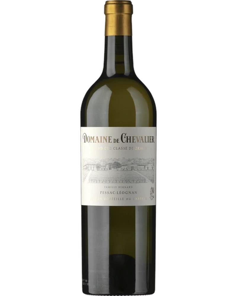 Helles Weißwein Domaine de Chevalier Blanc 2008 in einem Weinglas, Nahaufnahme der Flasche auf einem Weinglas.