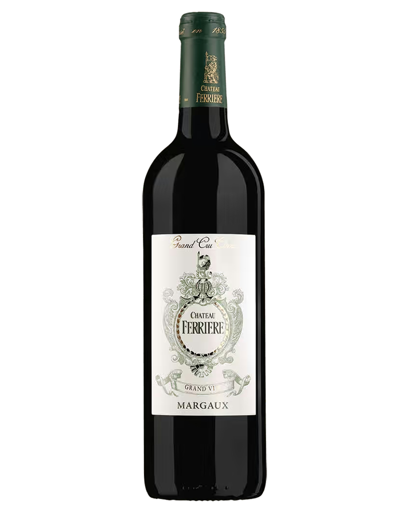 Château Ferrière Rotwein 2023 aus Margaux, 3. Cru Classé, in einer Weinflasche vor einem Weingarten.