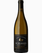 Weißwein Pinot Blanc 2024 von Georg Schlegel, hellgelbe Weinflasche mit goldener Etikette, vor einem Weingarten.