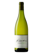 Höcklistein Chardonnay 2023 Weisswein in einer Flasche, hellgelbe Farbe, auf einem Weinglas stehender Wein.