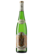 Grüner Veltliner Ried Kreutles SMARAGD 2024, Weißwein von Emerich Knoll, zeigt goldene Farbe und elegante Flasche.