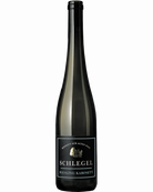 Helles Riesling Kabinett 2025 von Georg Schlegel in einem Weinglas, goldgelb schimmernder Weißwein auf einem Tisch.