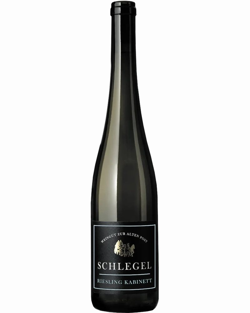 Helles Riesling Kabinett 2025 von Georg Schlegel in einem Weinglas, goldgelb schimmernder Weißwein auf einem Tisch.