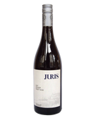 Juris Golser Pinot Noir 2017 Rotwein in einer Weinflasche auf einem Tisch, mit dunkler Farbe und elegantem Etikett.