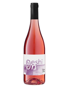 Terra di Seta Roséwein MESHI IGT Toscana Rosato Bio 2023 in Flasche, hellrosa Farbe, Weinetikett im Hintergrund